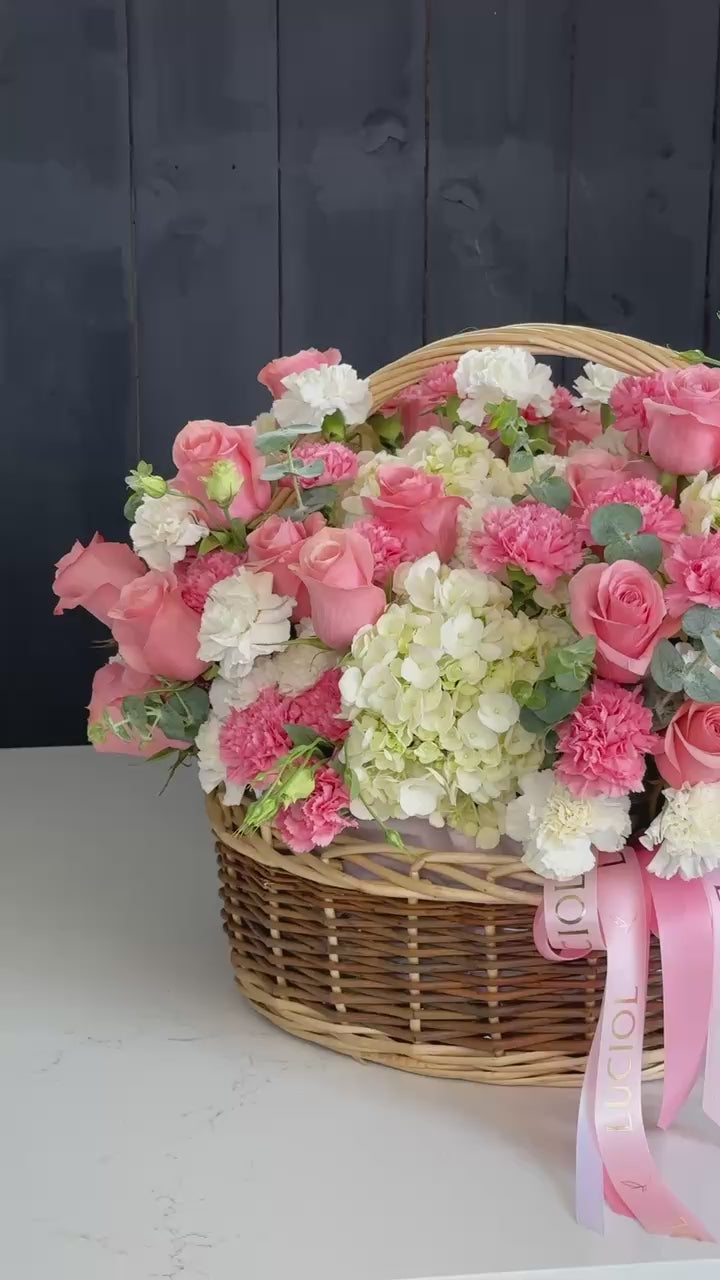 Load video: &quot;Happy Moment&quot; Basket of flowers
