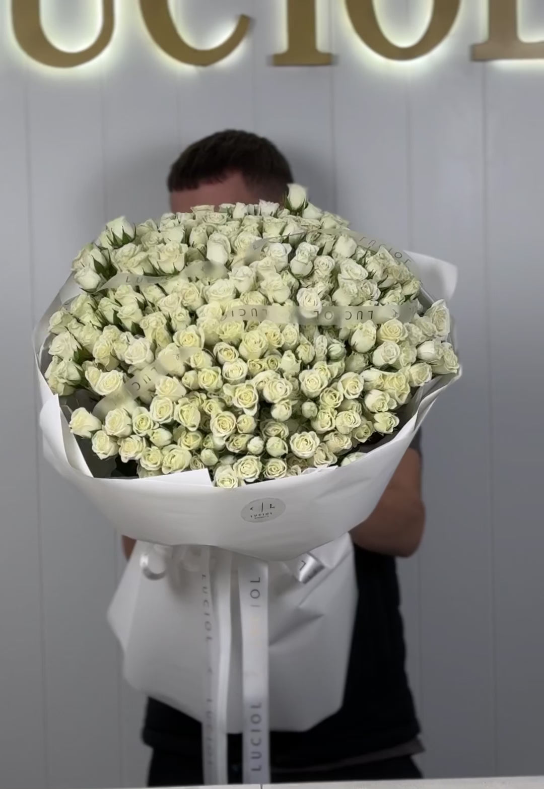 Load video: &quot;Light of Love&quot; mono bouquet