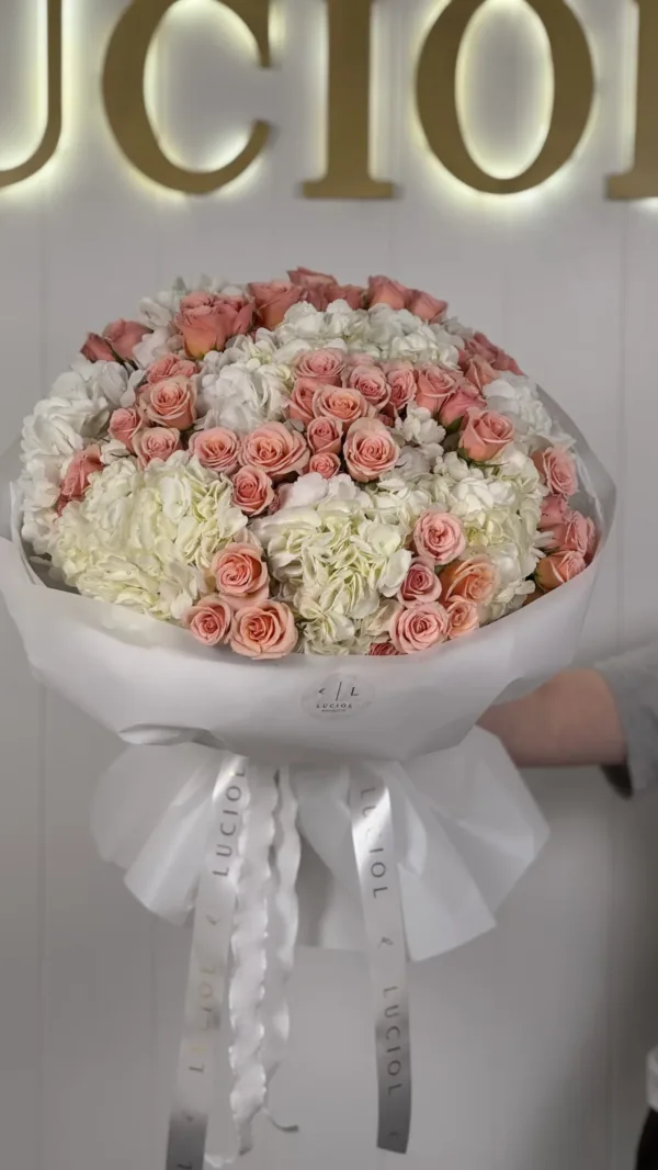 bouquet-of-hydrangea-and -bush-rose