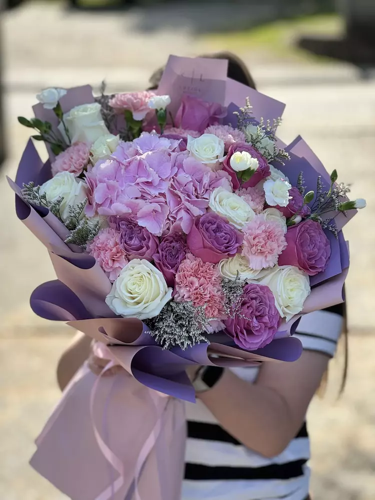 A gorgeous mixed bouquet for your loved ones
