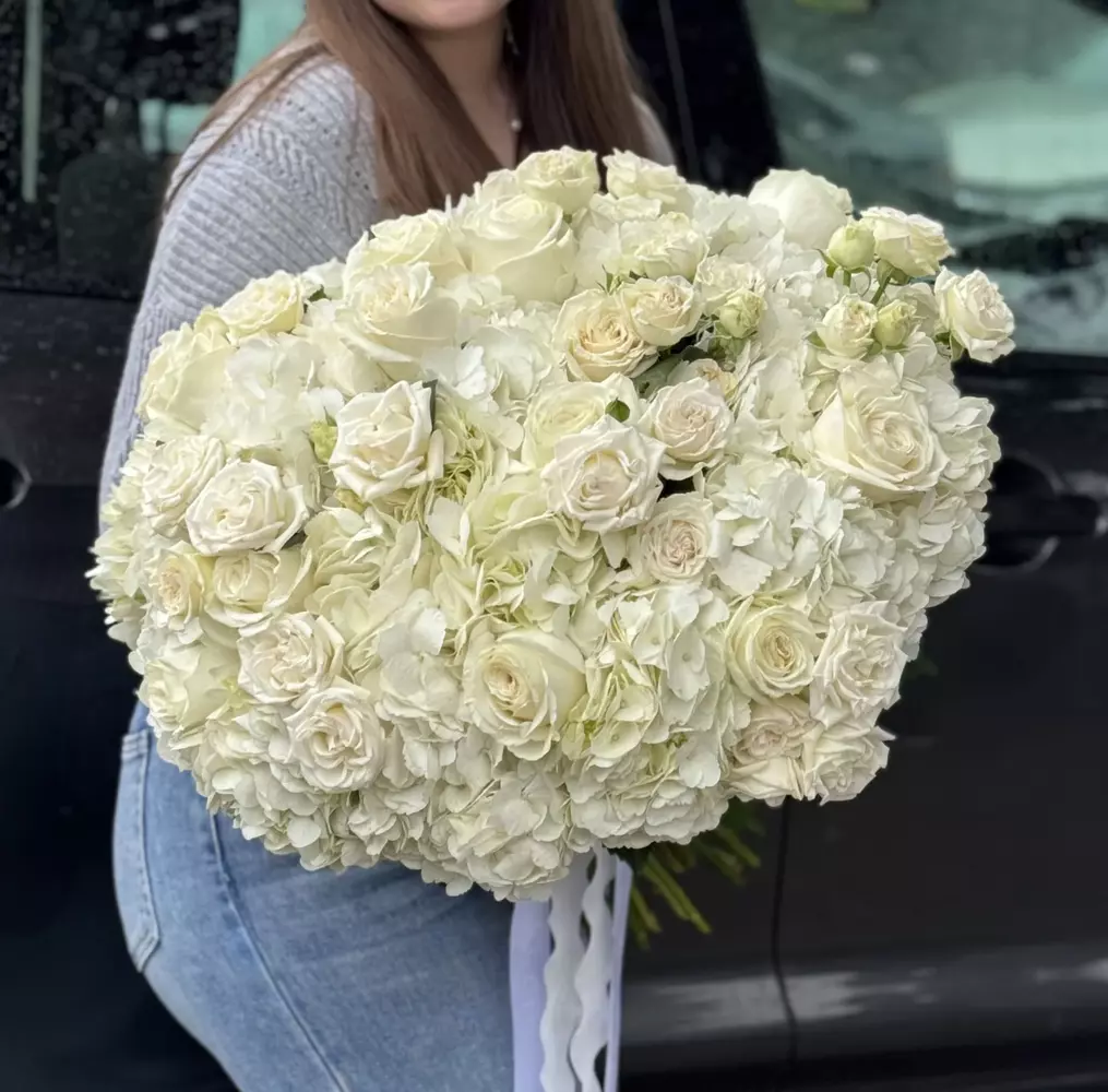 White Luxe Bouquet mix roses