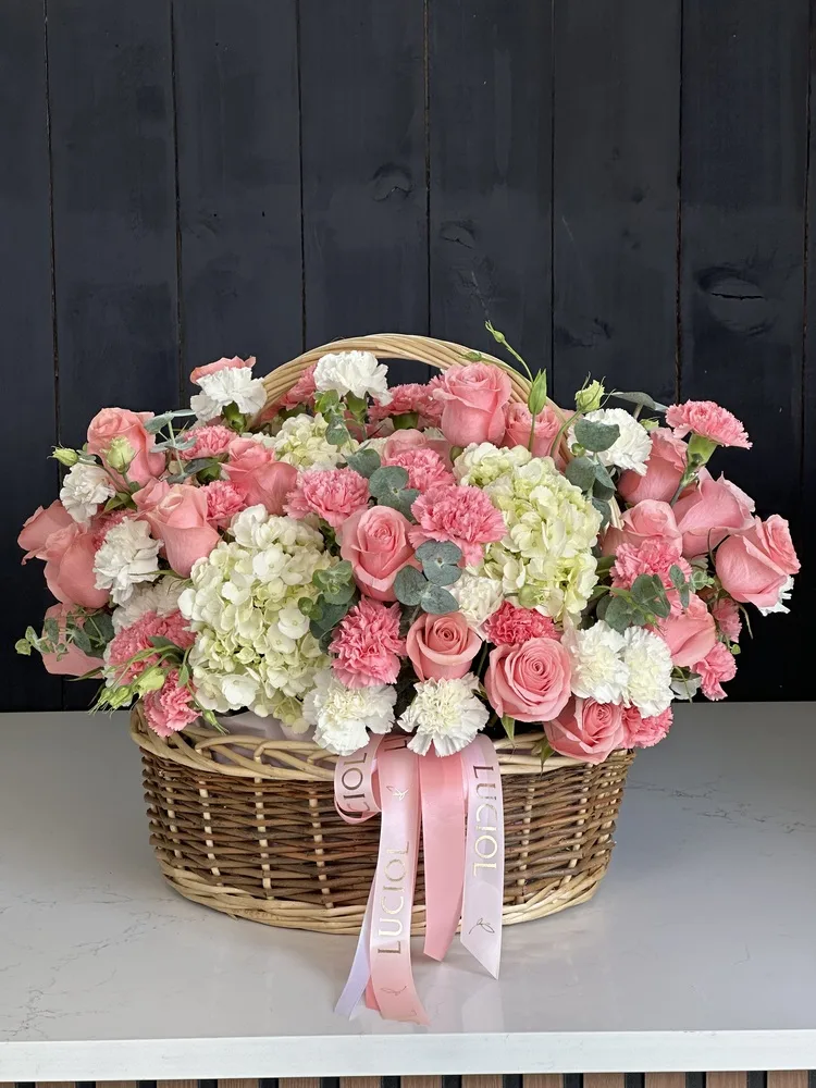“Scent of Inspiration“ Bouquet in a basket