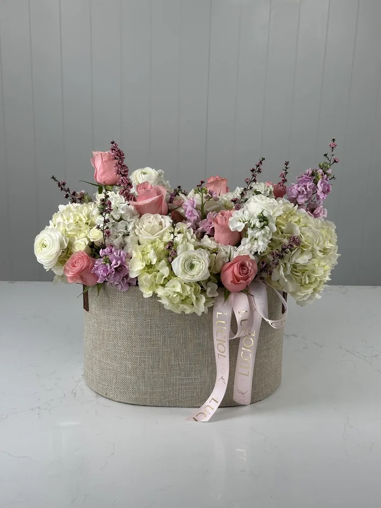 “Beauty of the Moment“ bouquet in the basket